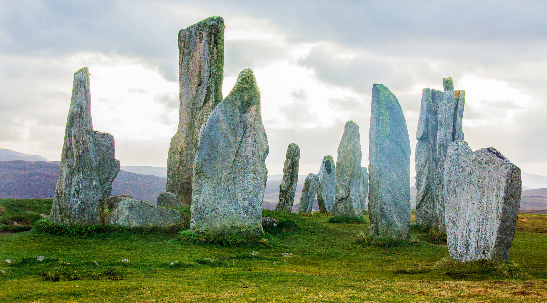 Standing stones. Камни Калланиш остров Льюис Шотландия. Менгиры Калланиша, Шотландия. Камни Калланиш. Крымский Стоунхендж.